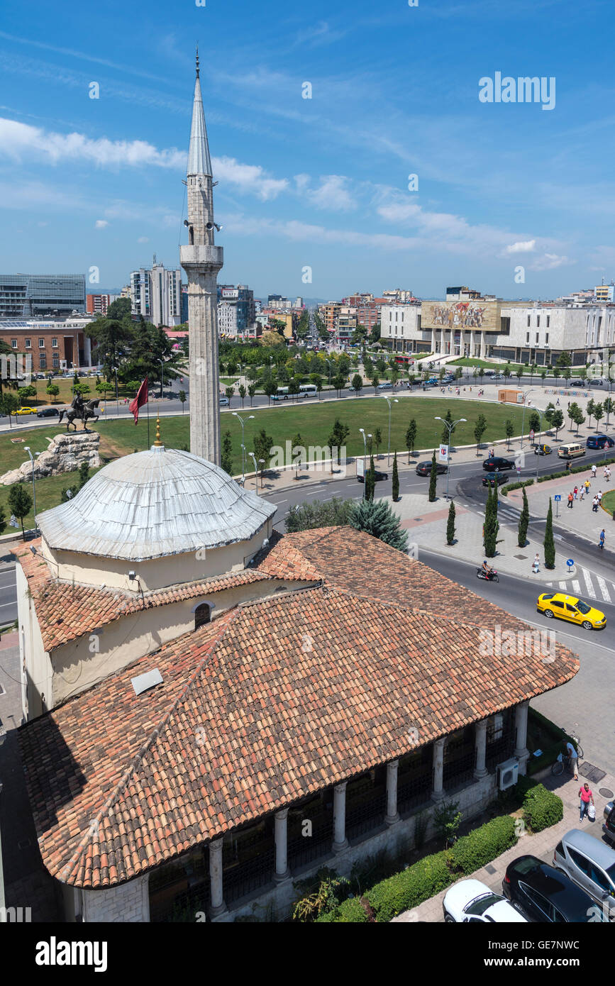 Guardando oltre la et'Hem Bey moschea e Piazza Skanderbeg al Museo Storico Nazionale, Tirana, Albania, Foto Stock