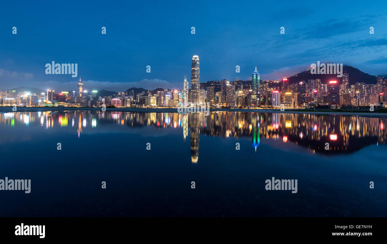 Crepuscolo del Victoria Harbour di Hong Kong Foto Stock
