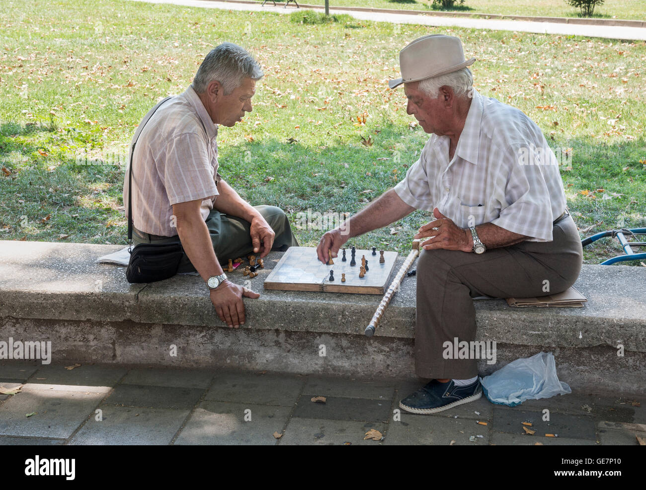 Giocare a scacchi, uno svago popolare in Albania, sul bordo del parco Rinia, centrale di Tirana, Albania, Foto Stock