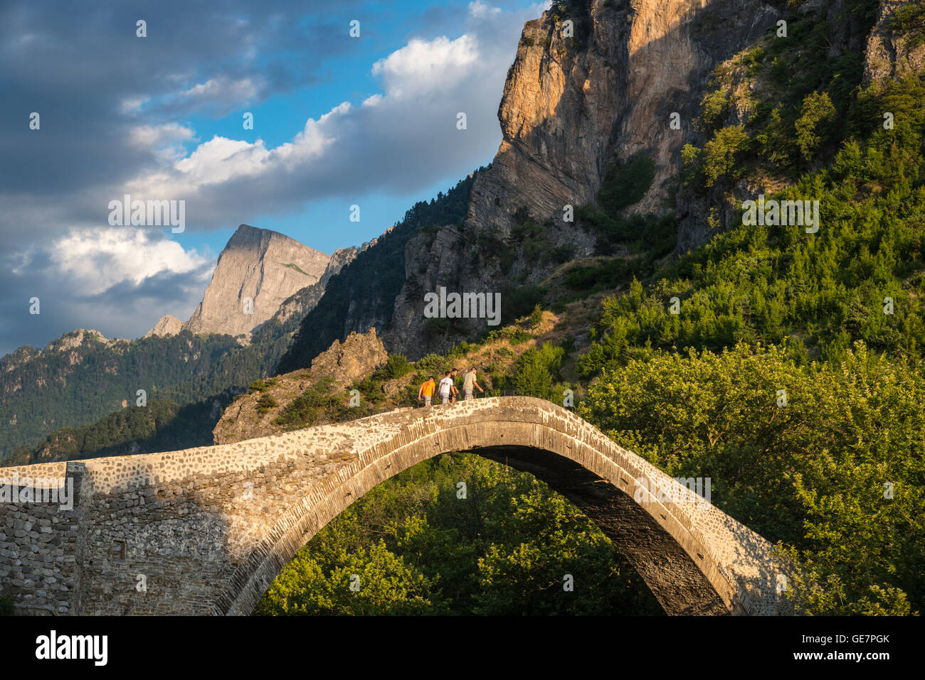 Il vecchio ponte in pietra attraverso il fiume Aoos in Konitsa con montatura Tymfi in background, Epiro, nel nord della Grecia. Foto Stock