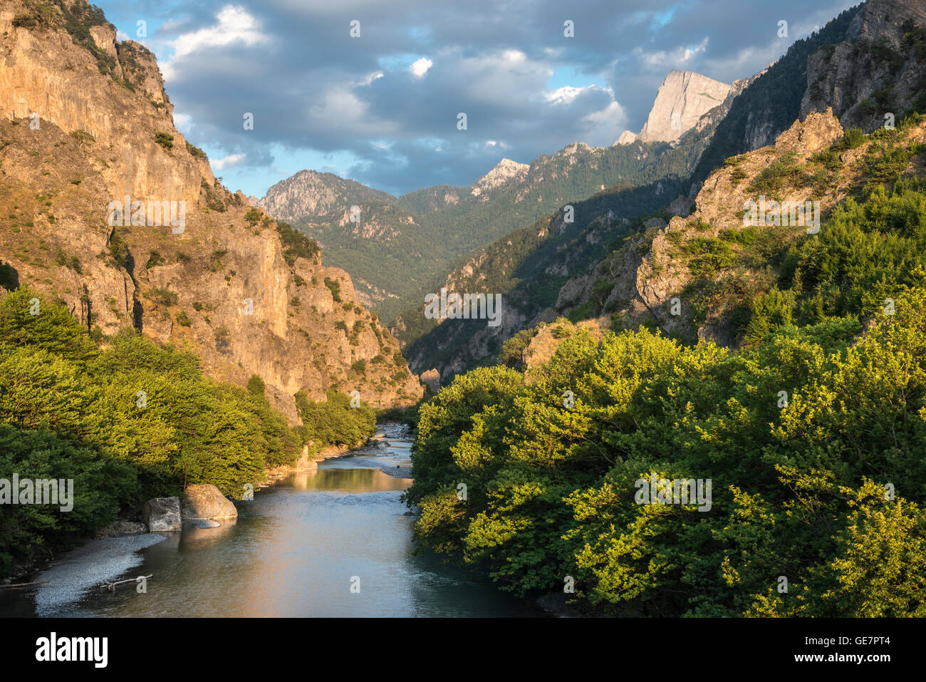 Il fiume Aoos in Konitsa guardando verso il Monte Tymfi in background, Epiro, nel nord della Grecia. Foto Stock