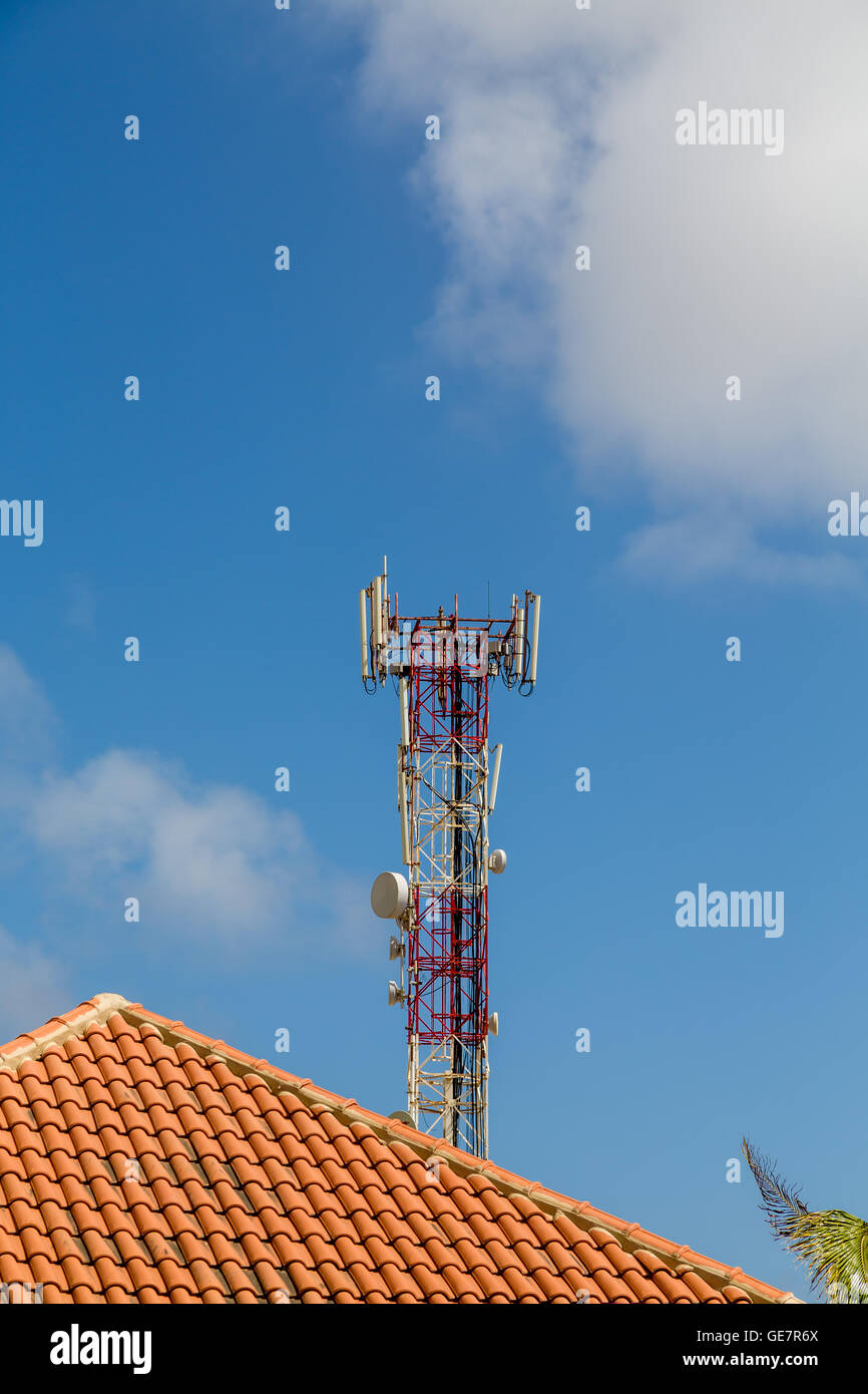 Torre cellulare oltre il tetto di tegole su Bonaire Foto Stock