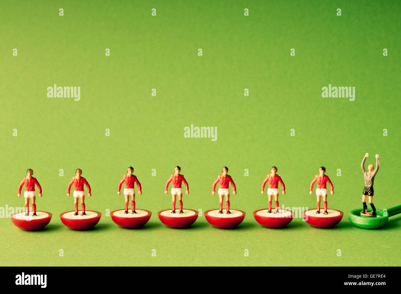 Subbuteo® in plastica squadra di calcio con maglietta rossa Foto Stock