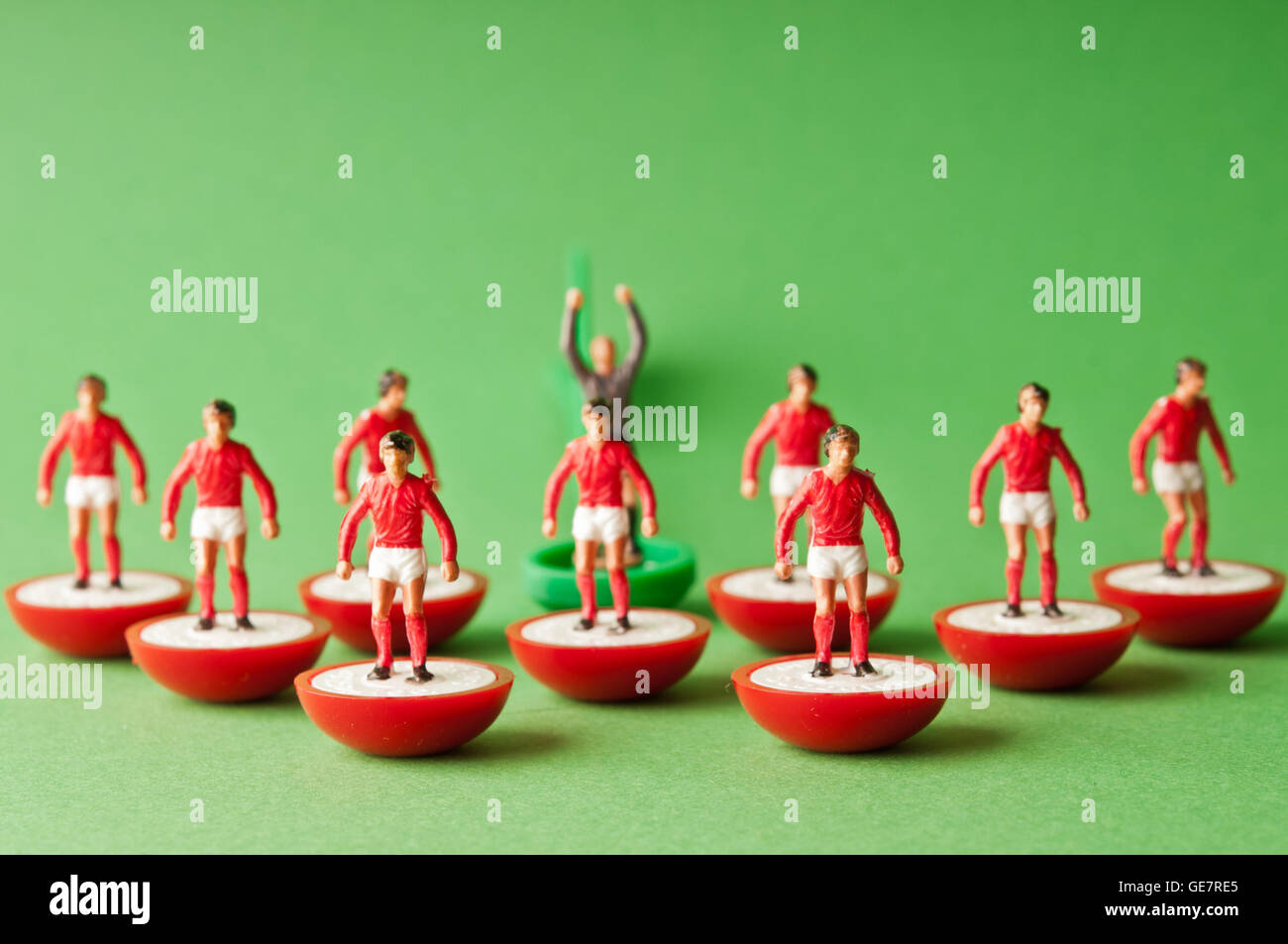 Subbuteo® in plastica squadra di calcio con maglietta rossa Foto stock -  Alamy