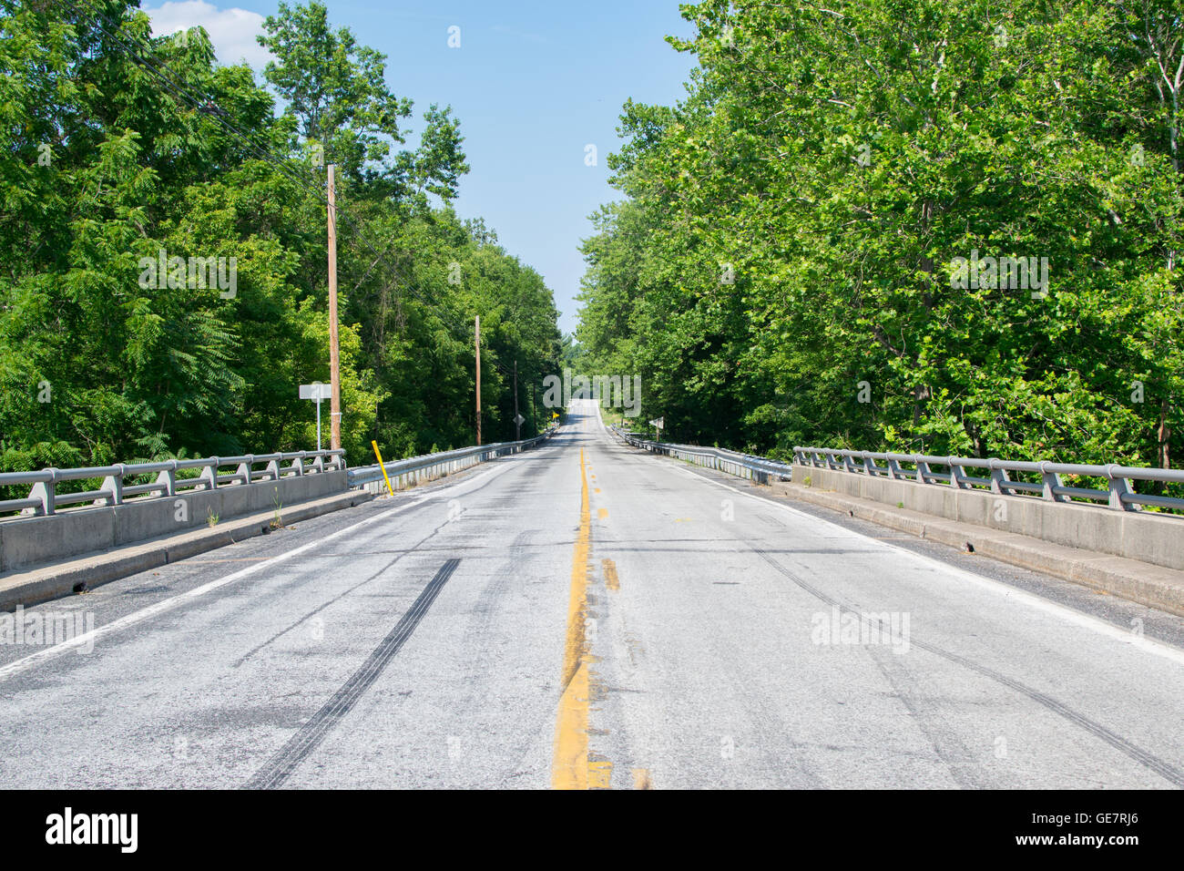 Guardando verso il basso una strada principale su un ponte in Gettysburg, Pennsylvania Foto Stock