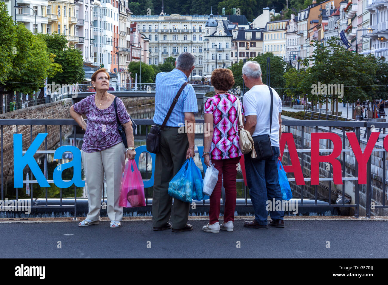 Karlovy Vary turisti persone con borse per lo shopping Karlovy Vary Tepla Repubblica Ceca Foto Stock