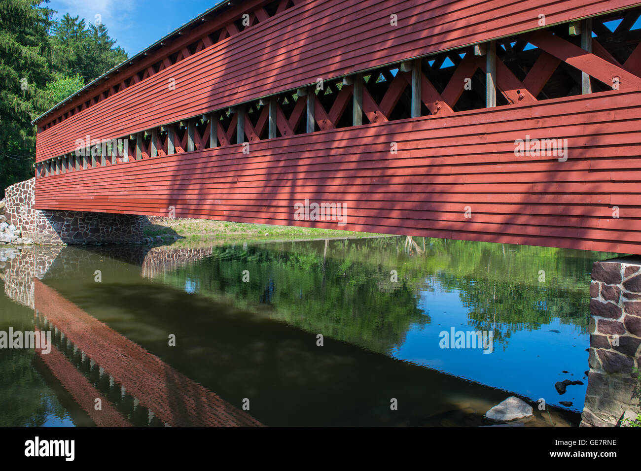 Sachs vicino a ponte con riflesso nell'acqua Foto Stock