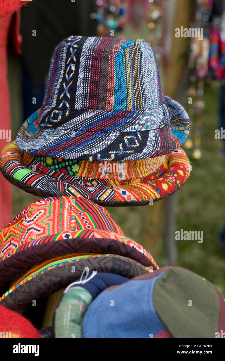 Hat stand pieno di tessuti colorati cappelli Foto Stock