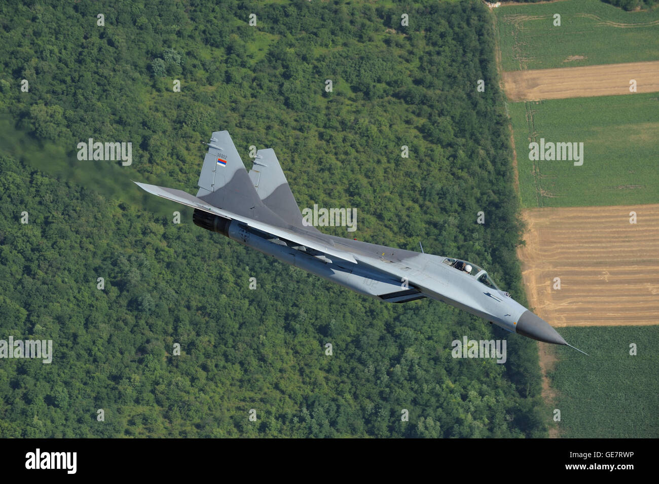Il serbo Air Force Mikoyan-Gurevich MiG-29 (codice NATO: fulcro) multi-ruolo jet fighter interceptor aeromobile in volo sopra la Serbia Foto Stock
