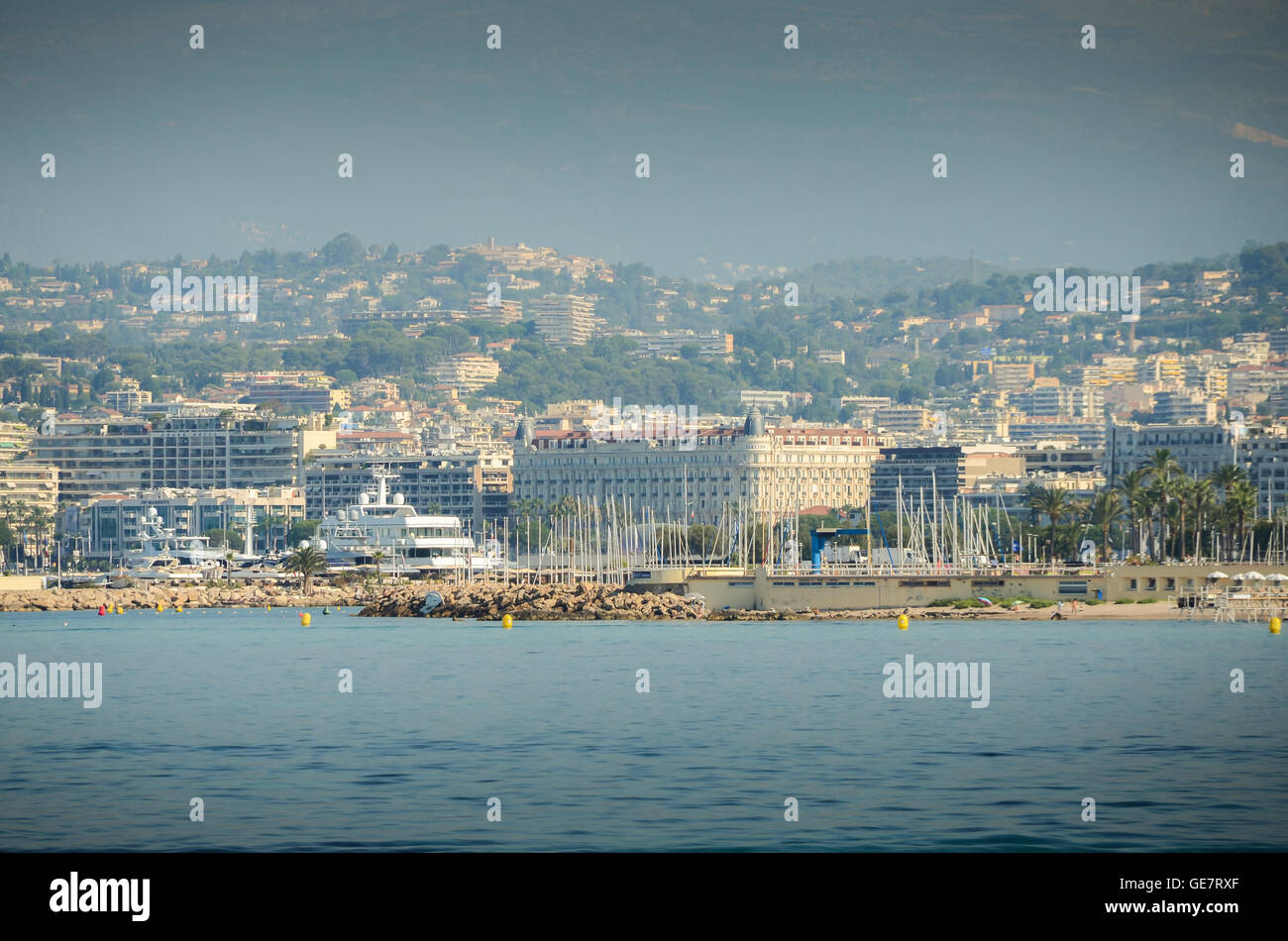 Vista sulla città di Cannes e il vecchio porto. Costa Azzurra - Cannes, Francia Foto Stock