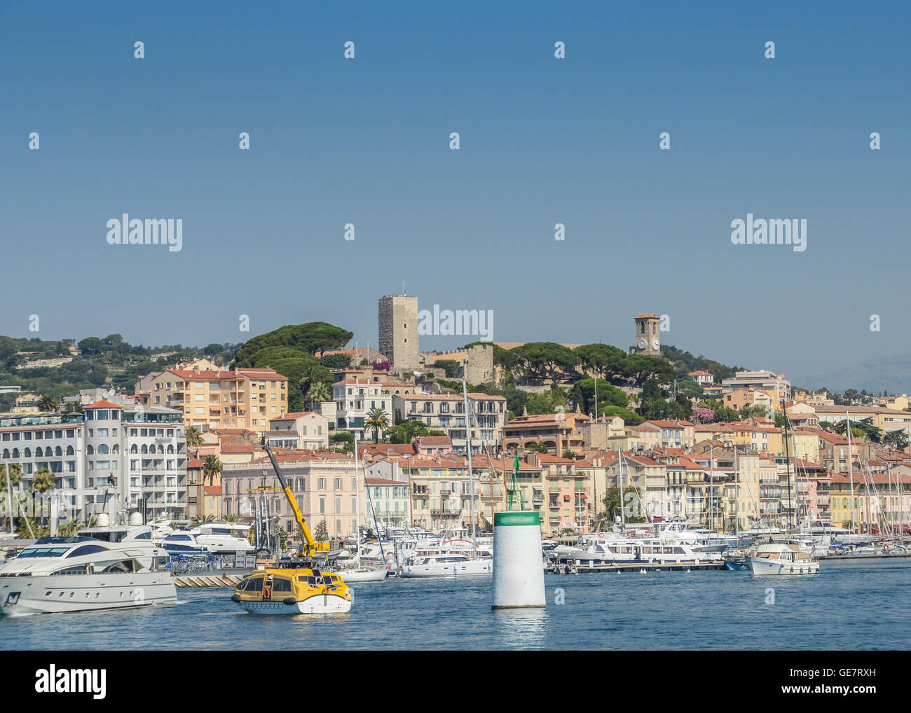 Vista sulla città di Cannes e il vecchio porto. Costa Azzurra - Cannes, Francia Foto Stock