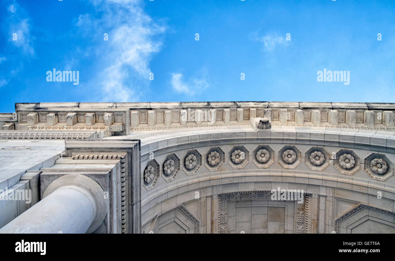 Intagliato un arco di pietra in stile romanico Foto Stock