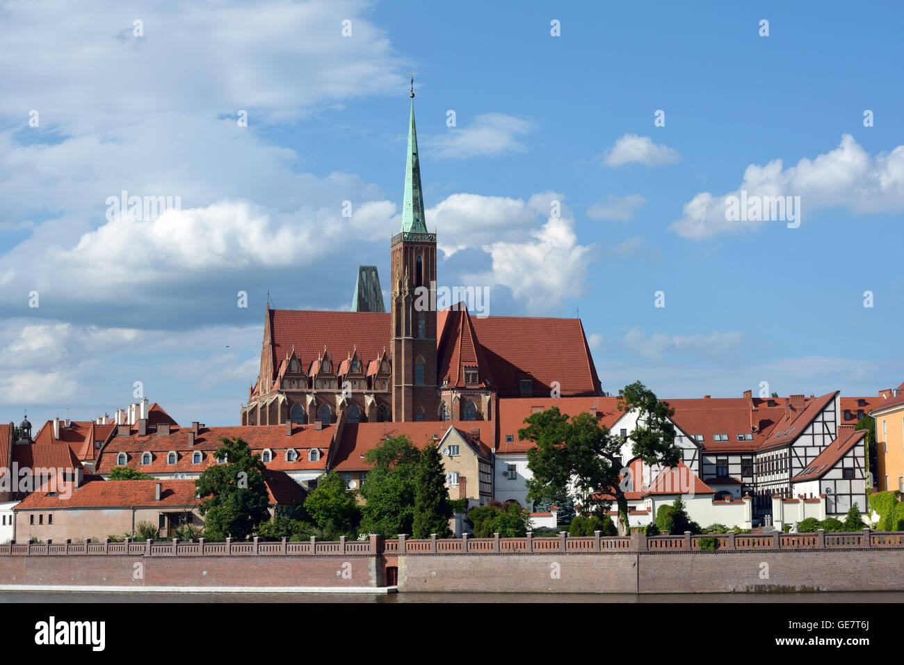 Vista sul fiume Oder alla Cattedrale isola con la Santa Vergine Maria la Chiesa di Wroclaw - Polonia. Foto Stock