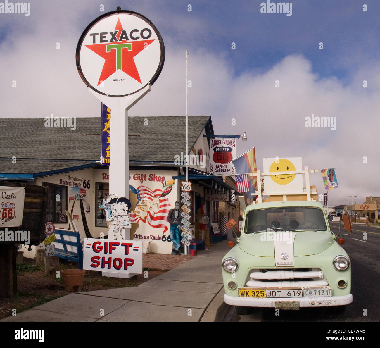 La storica Route 66 nella città di Seligman, Arizona, Stati Uniti. Foto Stock