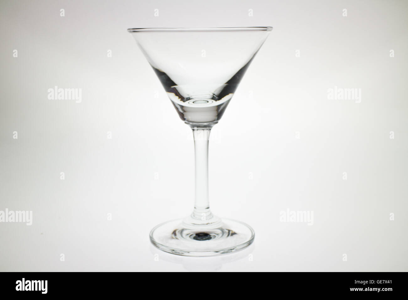 Vuoto in vetro martini su sfondo bianco Foto Stock