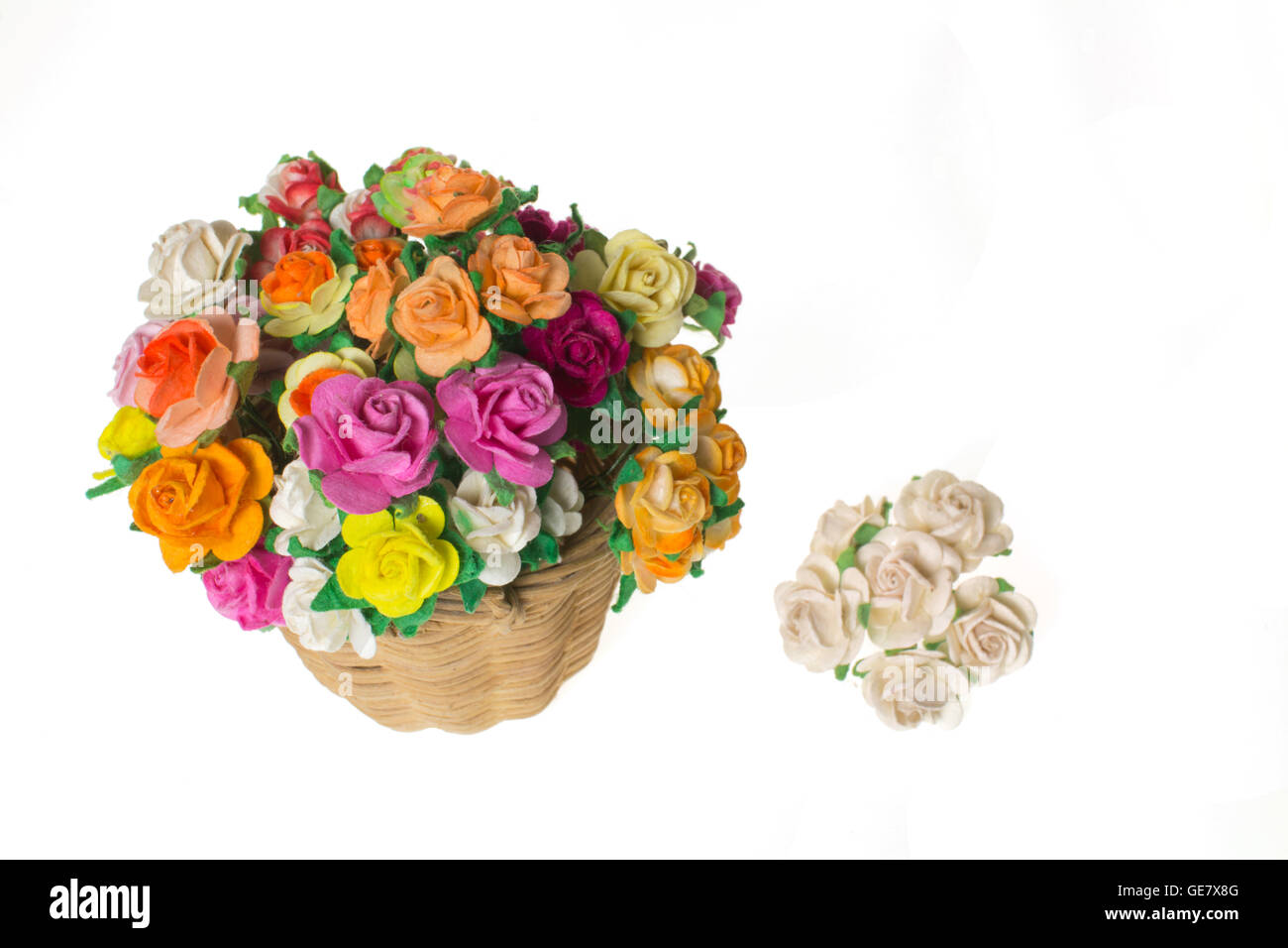 Vetro e di fiori selvaggi nel cesto su rosa sullo sfondo del modello Foto Stock
