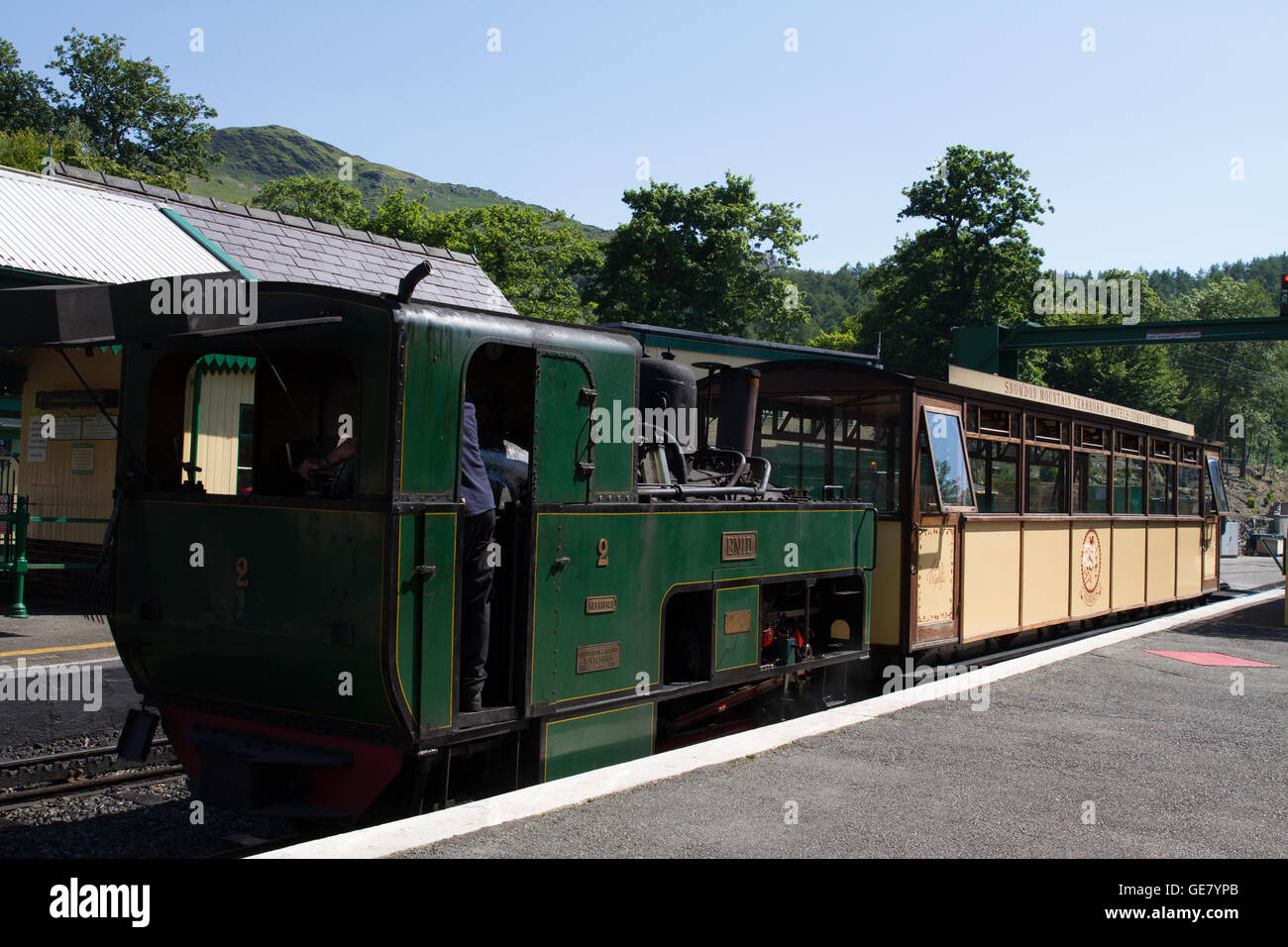 Snowdon Mountain Railway vapore servizio di bolina a Llanberis fondo capolinea della ferrovia a cremagliera dopo il viaggio dal vertice in una limpida giornata di sole. Foto Stock