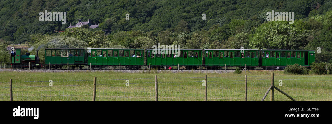 Un ordinato e uniforme del treno verde opere in Llanberis sul Lake Railway trainato da una locomotiva a vapore Foto Stock