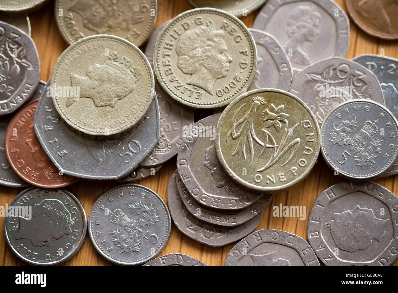 British £1 libbra di monete in valuta sterlina con altre monete Foto Stock