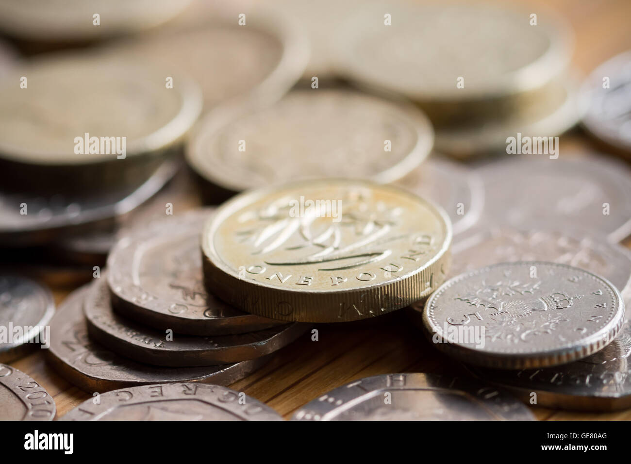 British £1 libbra di monete in valuta sterlina con altre monete Foto Stock