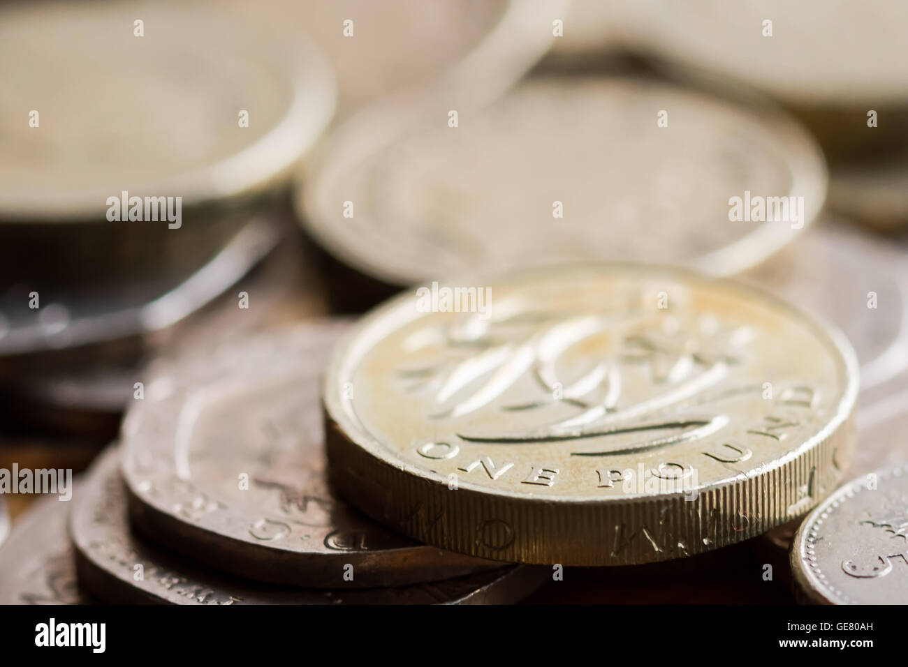 British £1 libbra di monete in valuta sterlina con altre monete Foto Stock