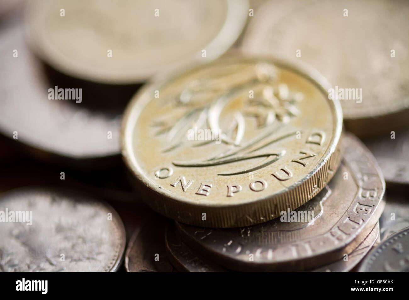 British £1 libbra di monete in valuta sterlina con altre monete Foto Stock
