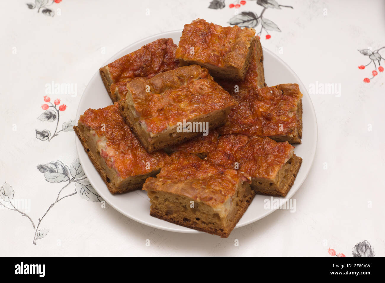 Torta di carne tagliata a pezzi grandi e porre su una piastra Foto Stock