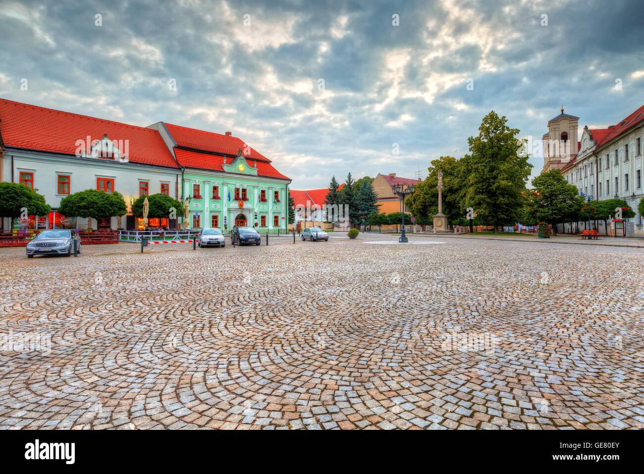 Municipio nella piazza principale di Skalica. Foto Stock