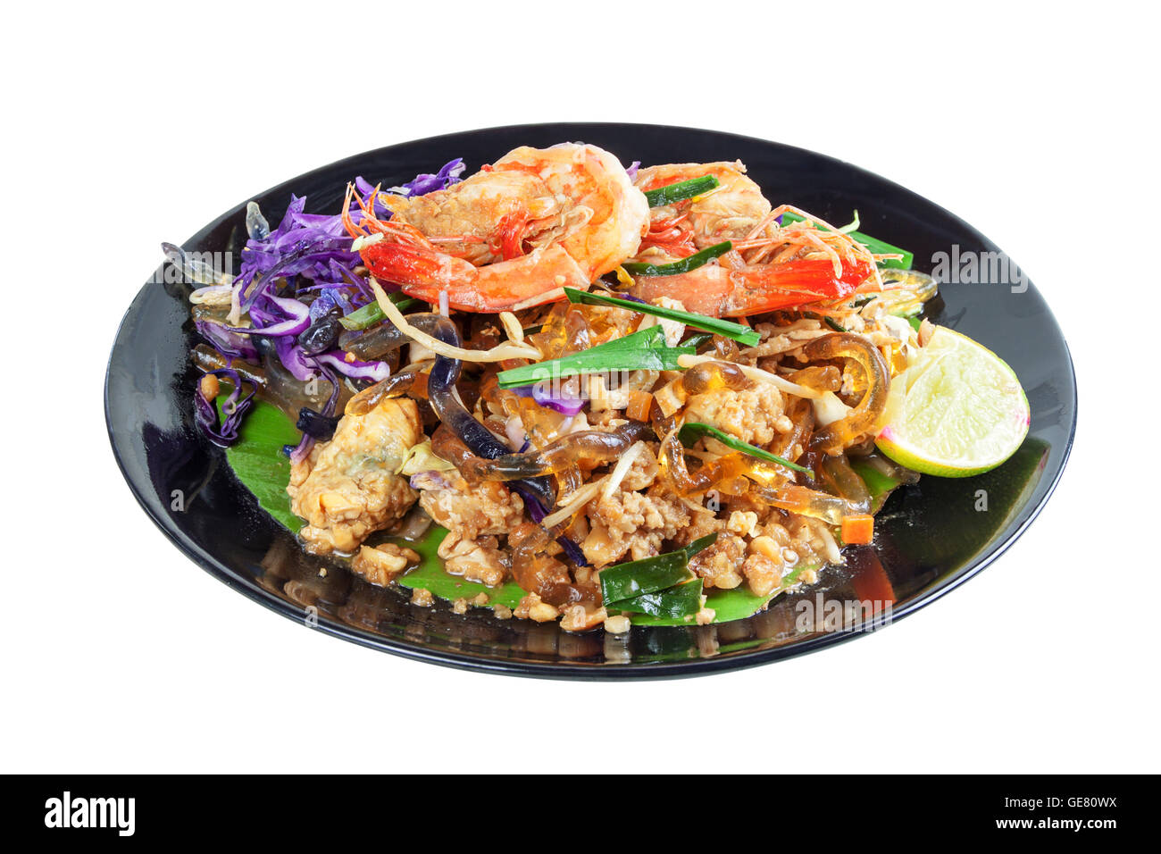 Mescolare alghe fritte linea vetro con gamberetti (Pad Thai) cibi a basso carboidrato per perdere peso. Isolato su bianco con percorsi di lavoro Foto Stock