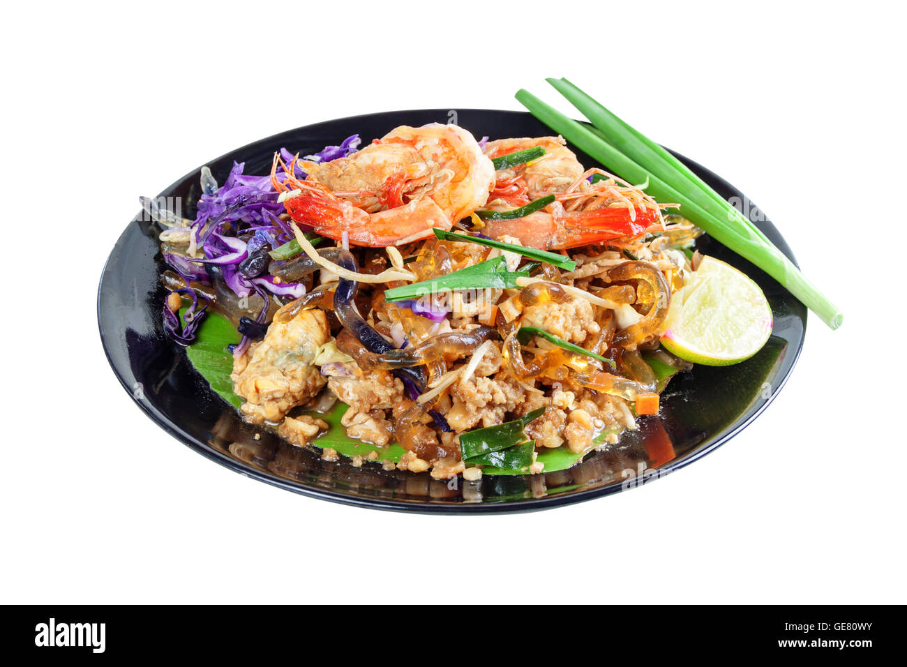 Mescolare alghe fritte linea vetro con gamberetti (Pad Thai) cibi a basso carboidrato per perdere peso. Isolato su bianco con percorsi di lavoro Foto Stock