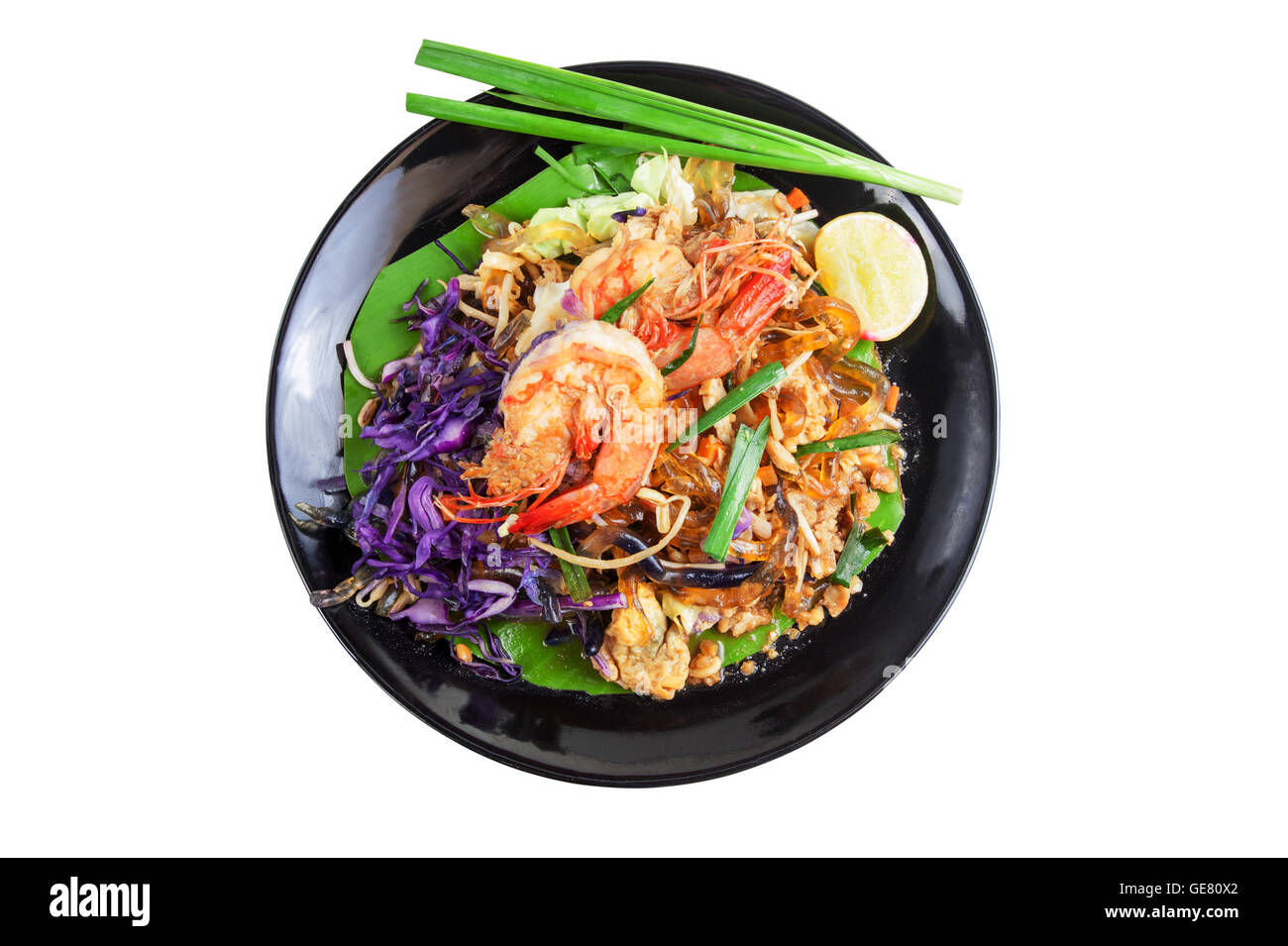 Mescolare alghe fritte linea vetro con gamberetti (Pad Thai) cibi a basso carboidrato per perdere peso. Isolato su bianco con percorsi di lavoro Foto Stock