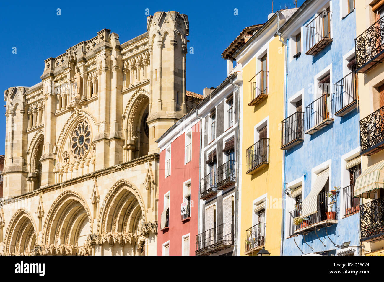 Cuenca, Spagna, old town dettaglio dei suoi edifici colorati e Cattedrale su Plaza Mayor, Cuenca, Castilla La Mancha, in Spagna Foto Stock