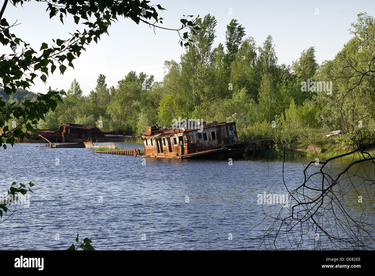 Un relitto della nave industriale decade lentamente sul fiume pripjat all'interno della centrale di Cernobil zona di esclusione, Ucraina Foto Stock