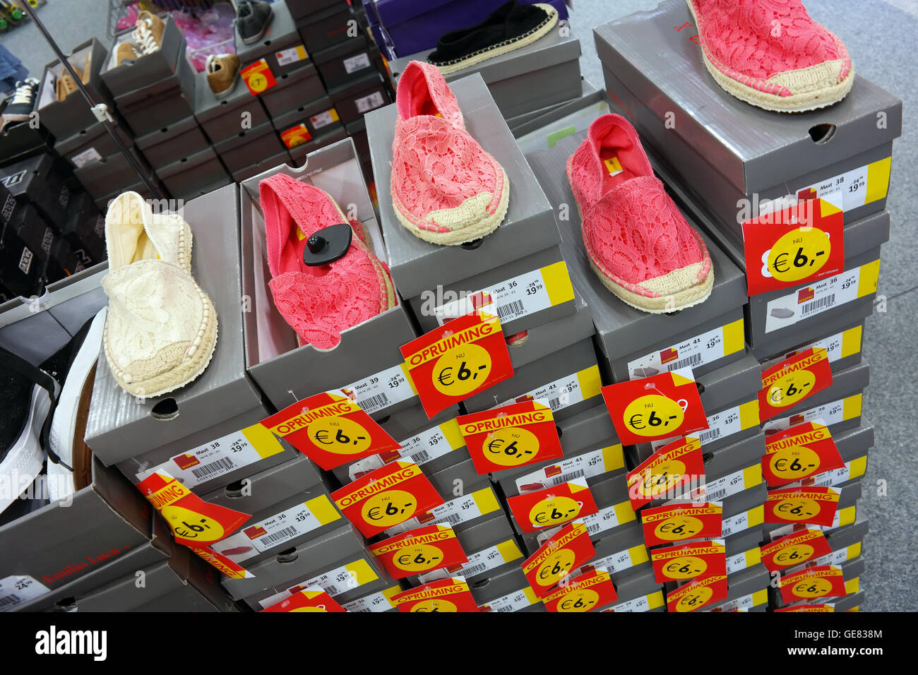 Le scatole di scarpe in una calzatura Scapino store Foto Stock