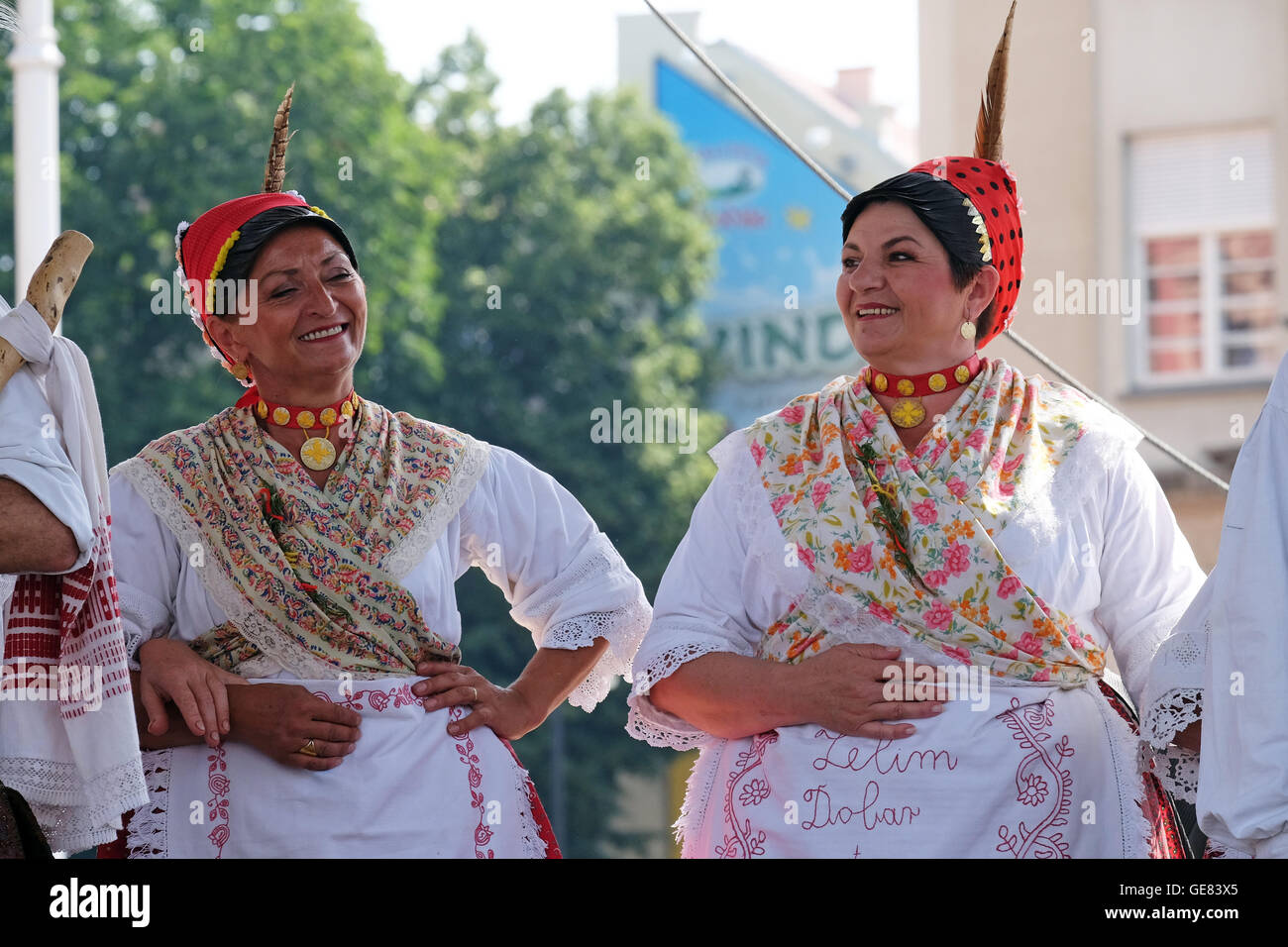 I membri del gruppo folk Kolo da Donja Bebrina, Croazia durante il cinquantesimo Festival Internazionale del Folklore a Zagabria in Croazia Foto Stock