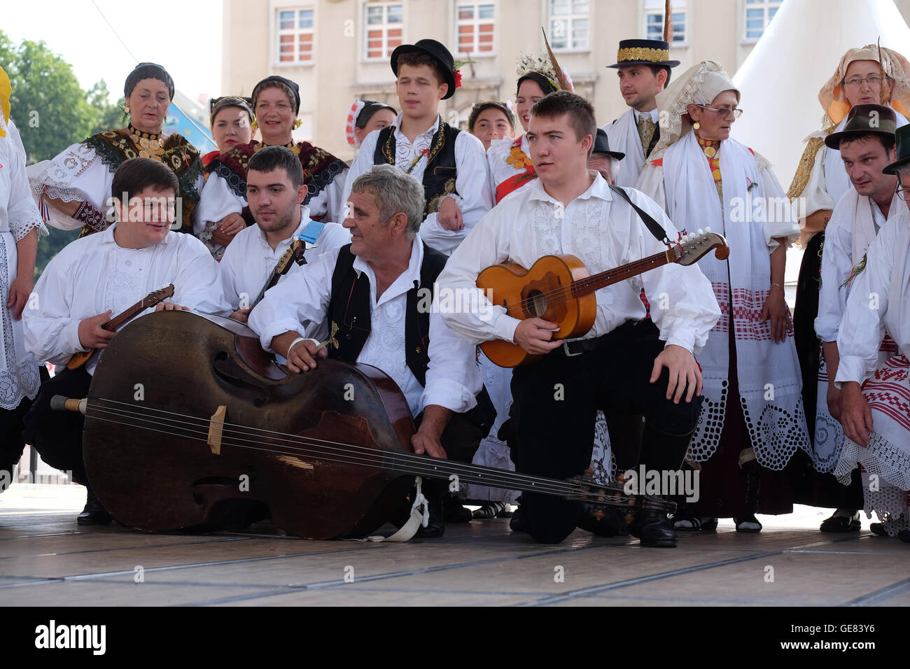 I membri del gruppo folk Kolo da Donja Bebrina, Croazia durante il cinquantesimo Festival Internazionale del Folklore a Zagabria in Croazia Foto Stock