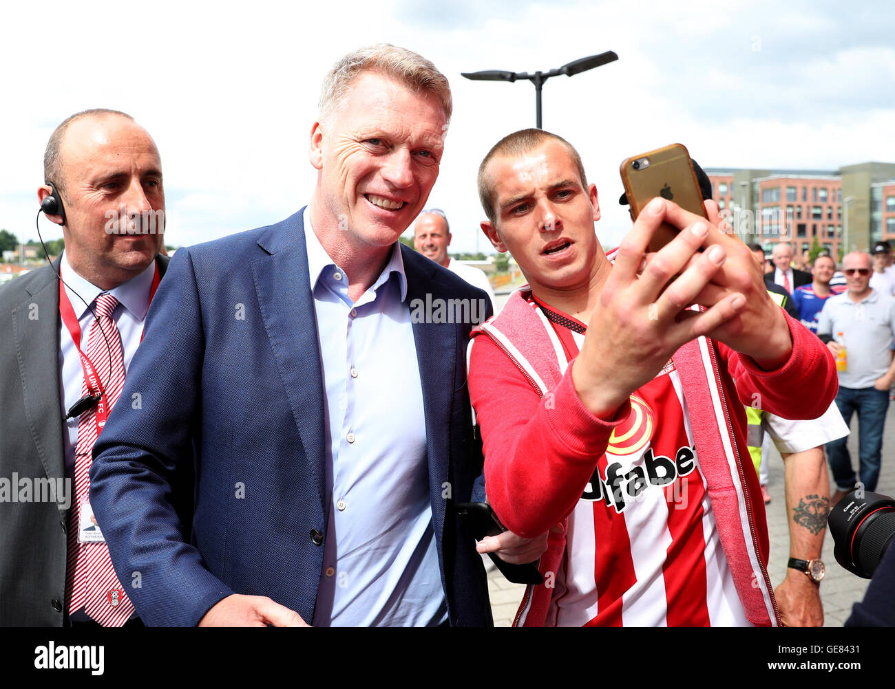 Nuovo Sunderland manager David Moyes arriva prima che la pre-stagione amichevole al AESSEAL New York Stadium, Rotherham. Foto Stock