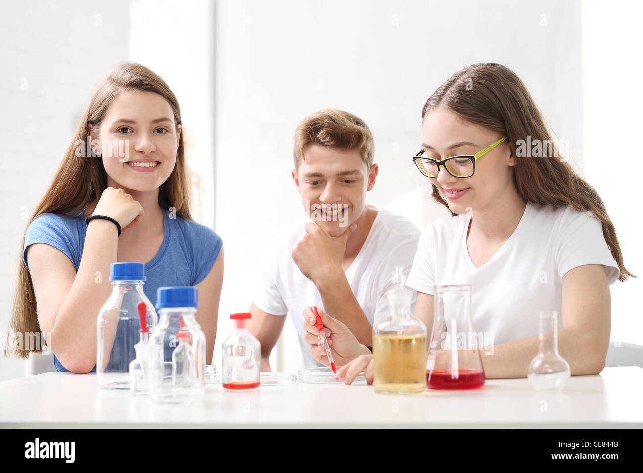 Lezione chimica, gli esperimenti di chimica Foto Stock