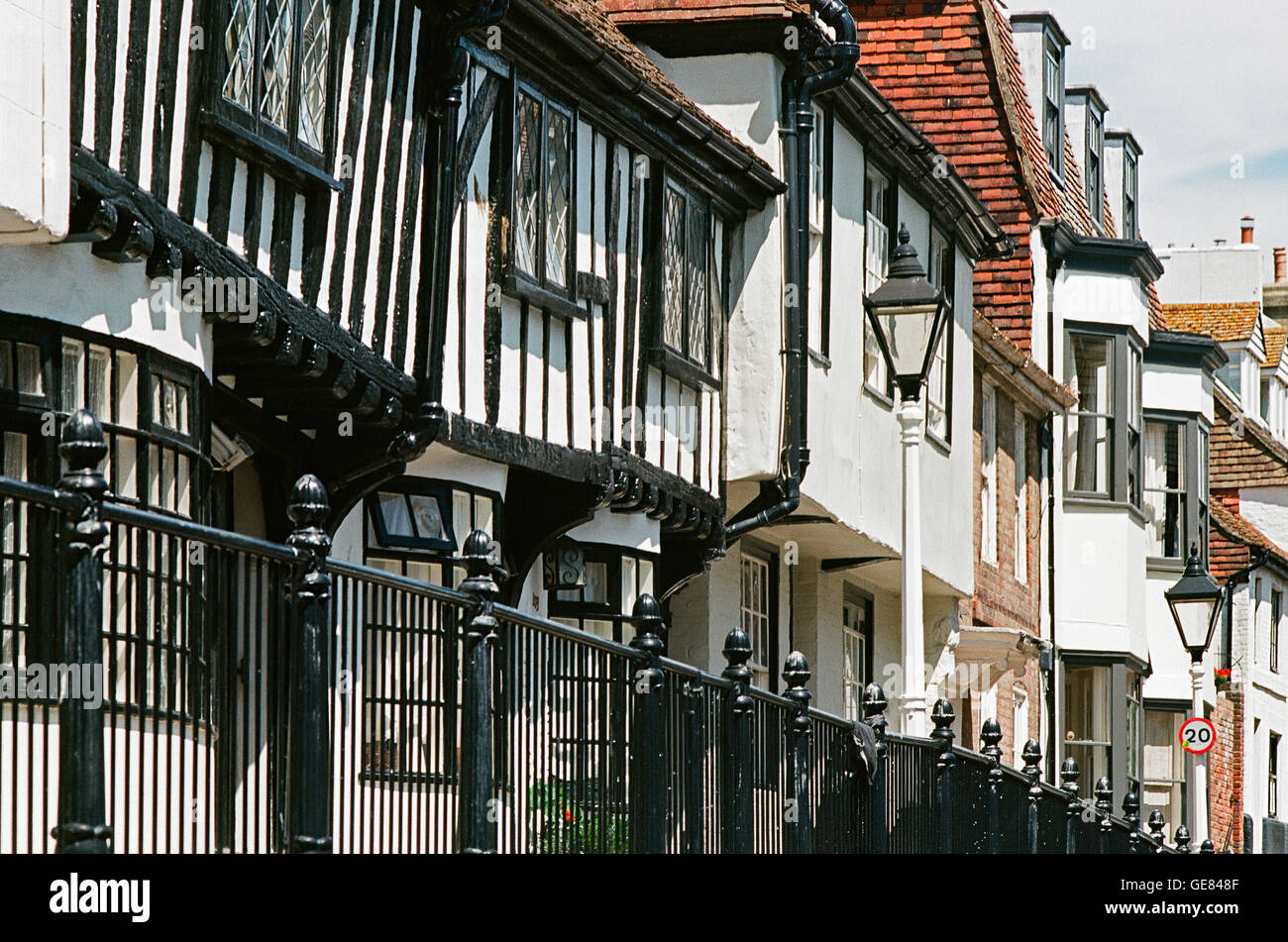 Tudor con travi di legno case e edifici in stile georgiano in Hastings Old Town, East Sussex, Regno Unito Foto Stock