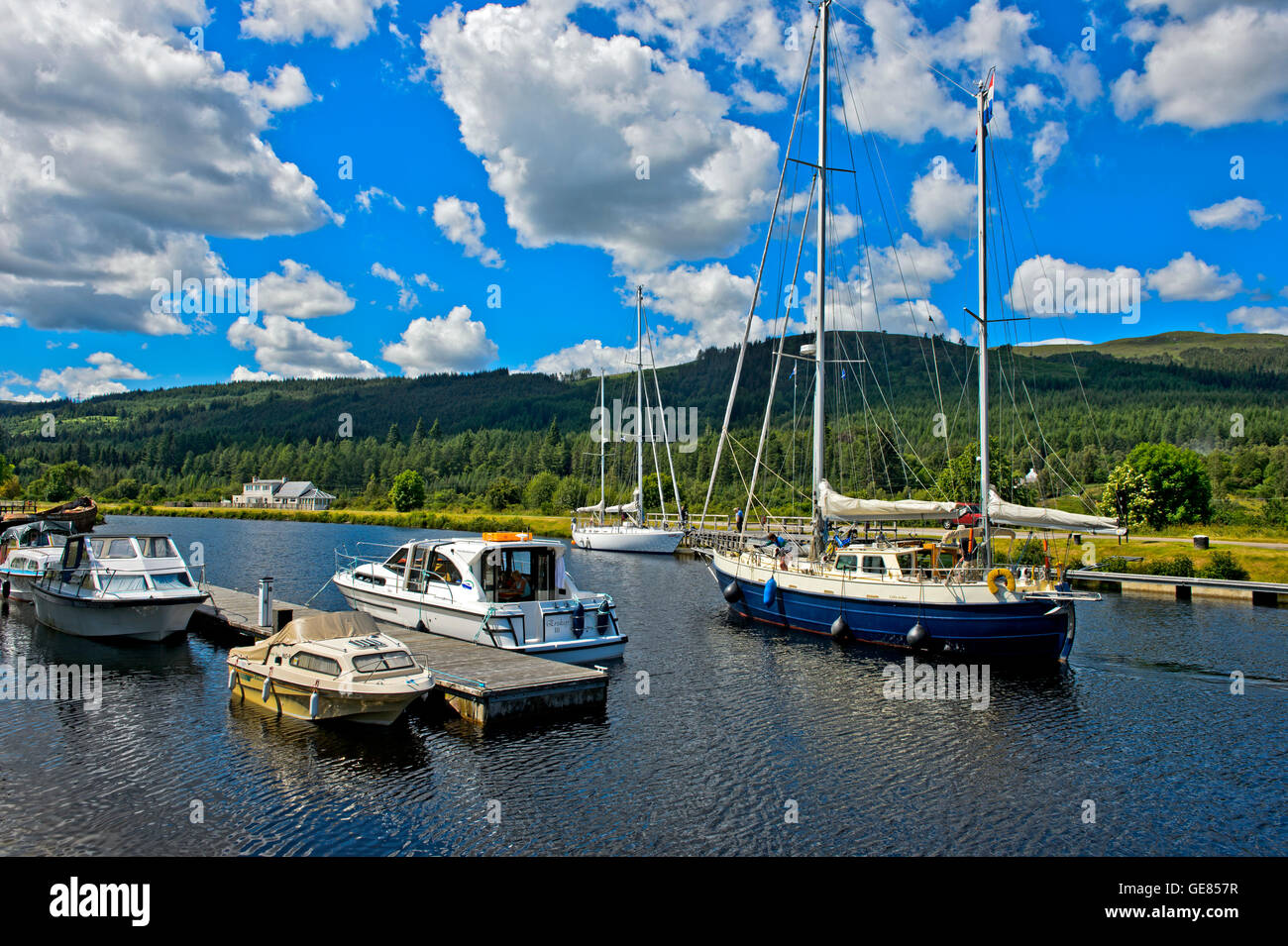 Barche sul Caledonian Canal, Fort Augustus, Scozia, Gran Bretagna Foto Stock