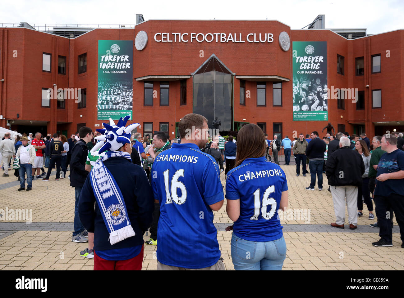 Il Leicester City tifosi fuori terra davanti al 2016 International Champions Cup match al Celtic Park di Glasgow. Foto Stock