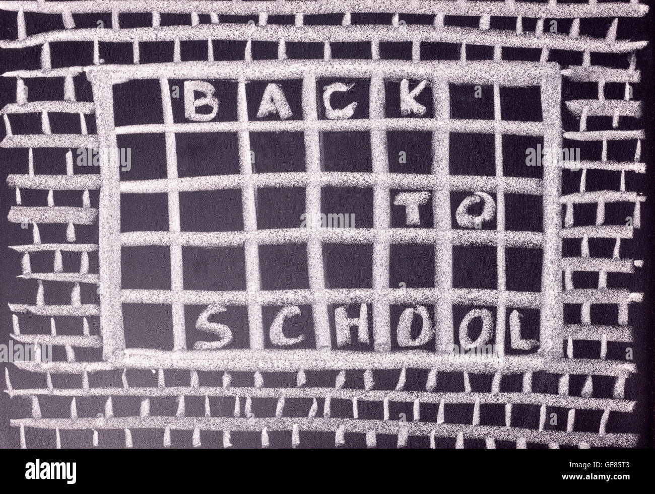 Concetto umoristico di odio la scuola come prigione con la scrittura del testo torna a scuola è scritto in lavagna, close up Foto Stock