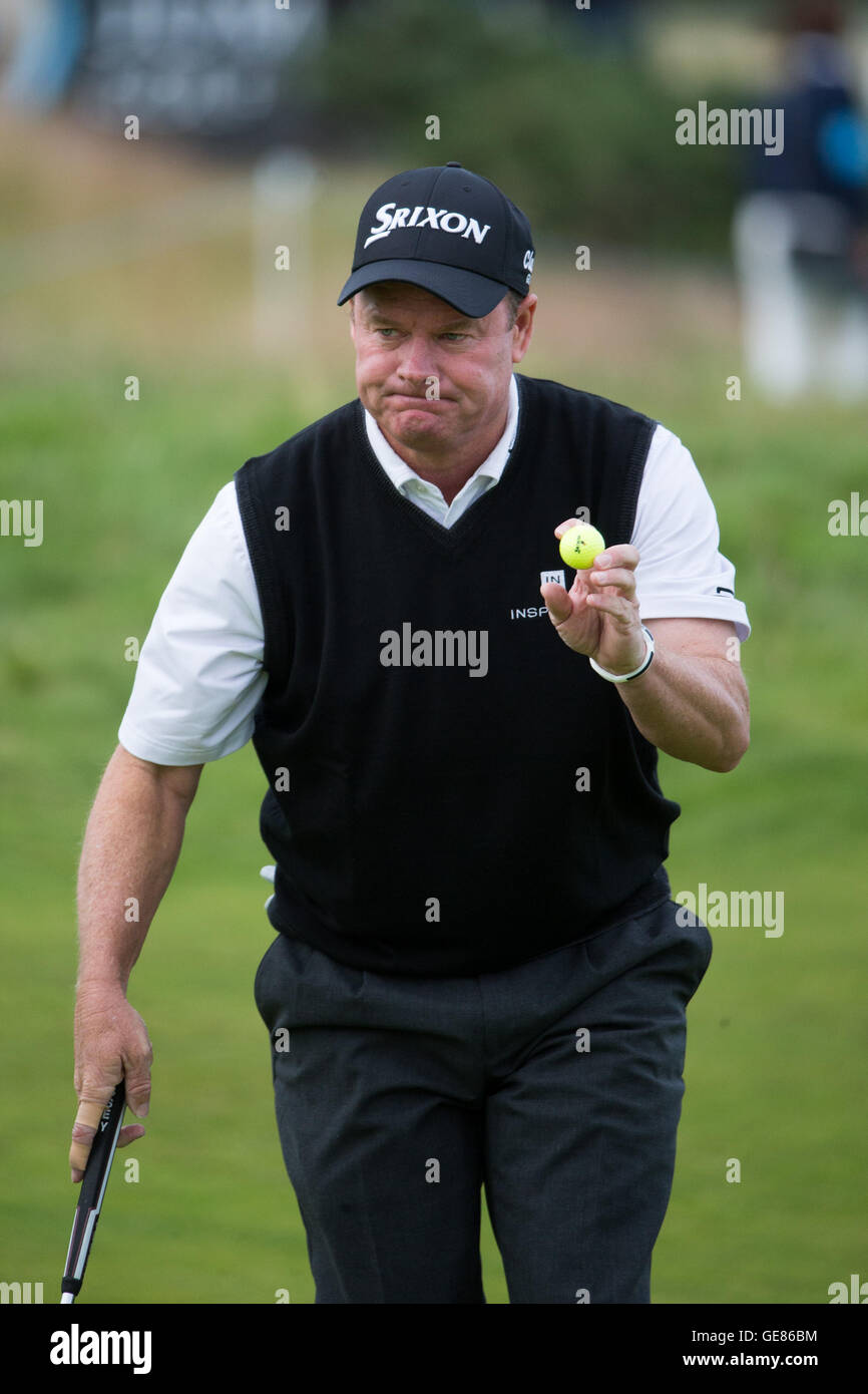 Stati Uniti d'America è Joe Durant riconosce i tifosi dopo il naufragio il suo putt a xvii durante il giorno tre del 2016 Senior Open Championship a Carnoustie Golf Links. Foto Stock