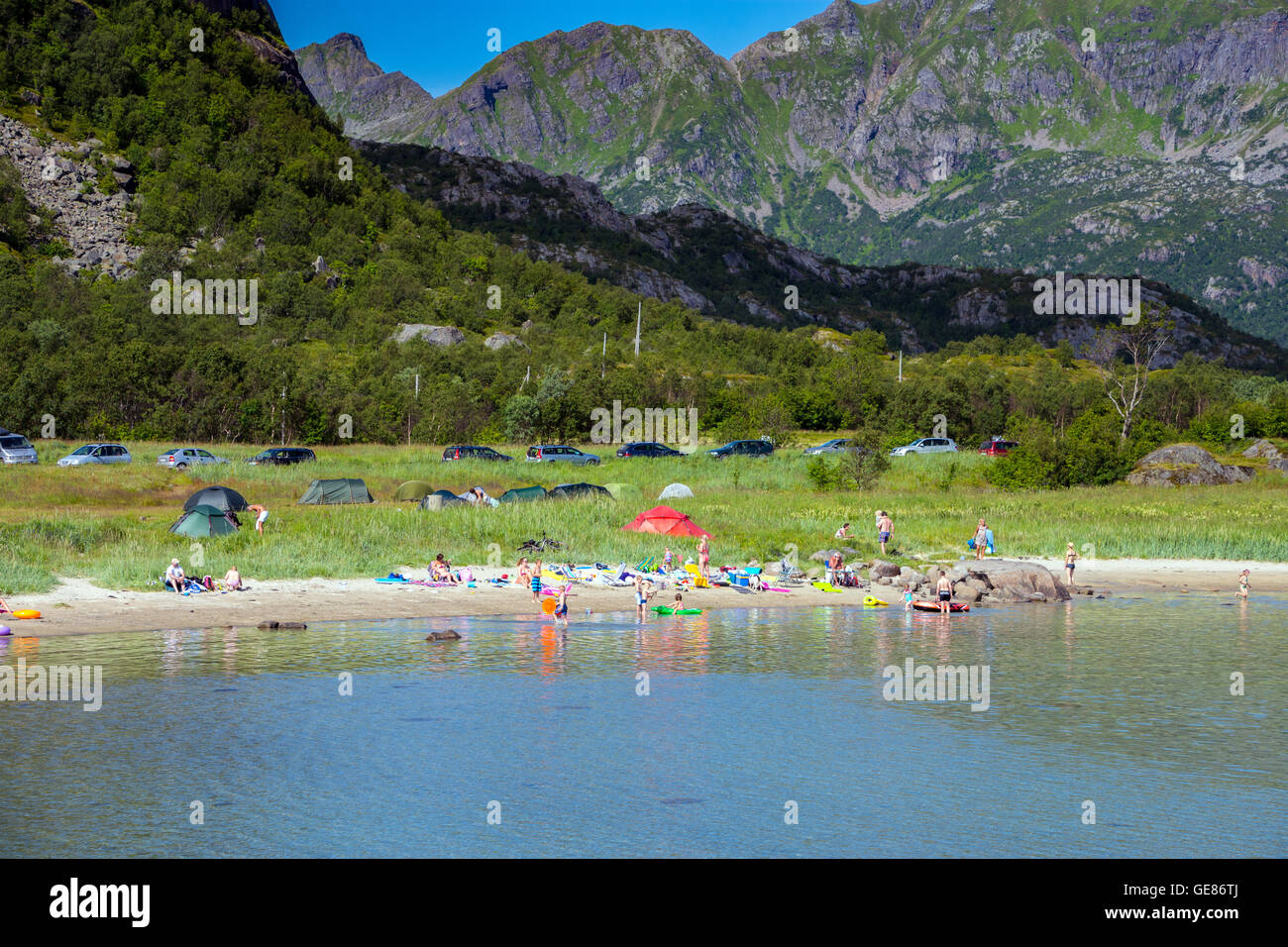 Famiglie godendo estate meteo e Kalle beach, Lofoten Foto Stock