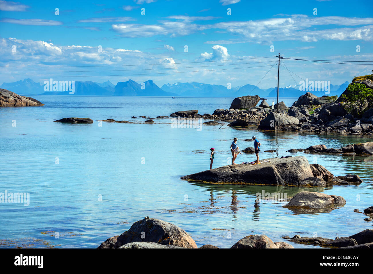 Godendo della famiglia estate meteo e Kalle beach, Lofoten Foto Stock