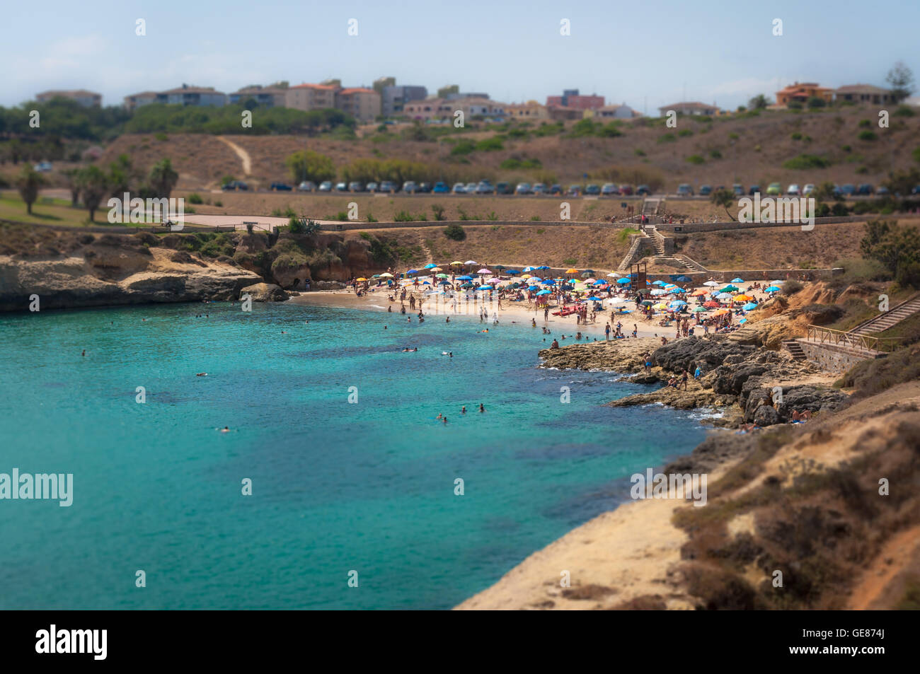 Vista della spiaggia di Balai in una giornata di sole in estate con tilt-shift effetto Foto Stock
