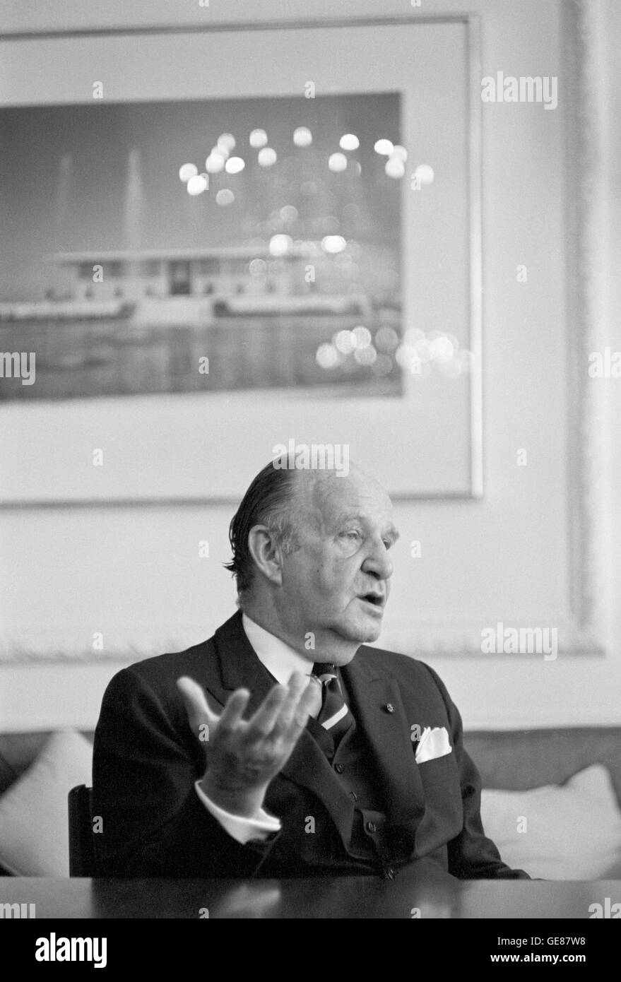 Architetto Edward Durell Stone, nella sua New York City uffici in 1963. Foto Stock