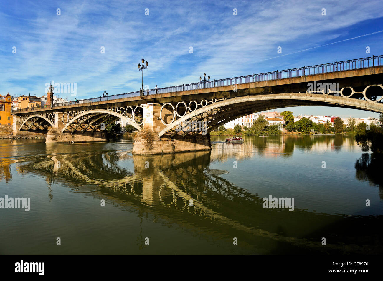 Vista del ponte Triana (nome ufficiale è ponte di Isabel II) sul fiume Guadalquivir in Siviglia, Spagna Foto Stock