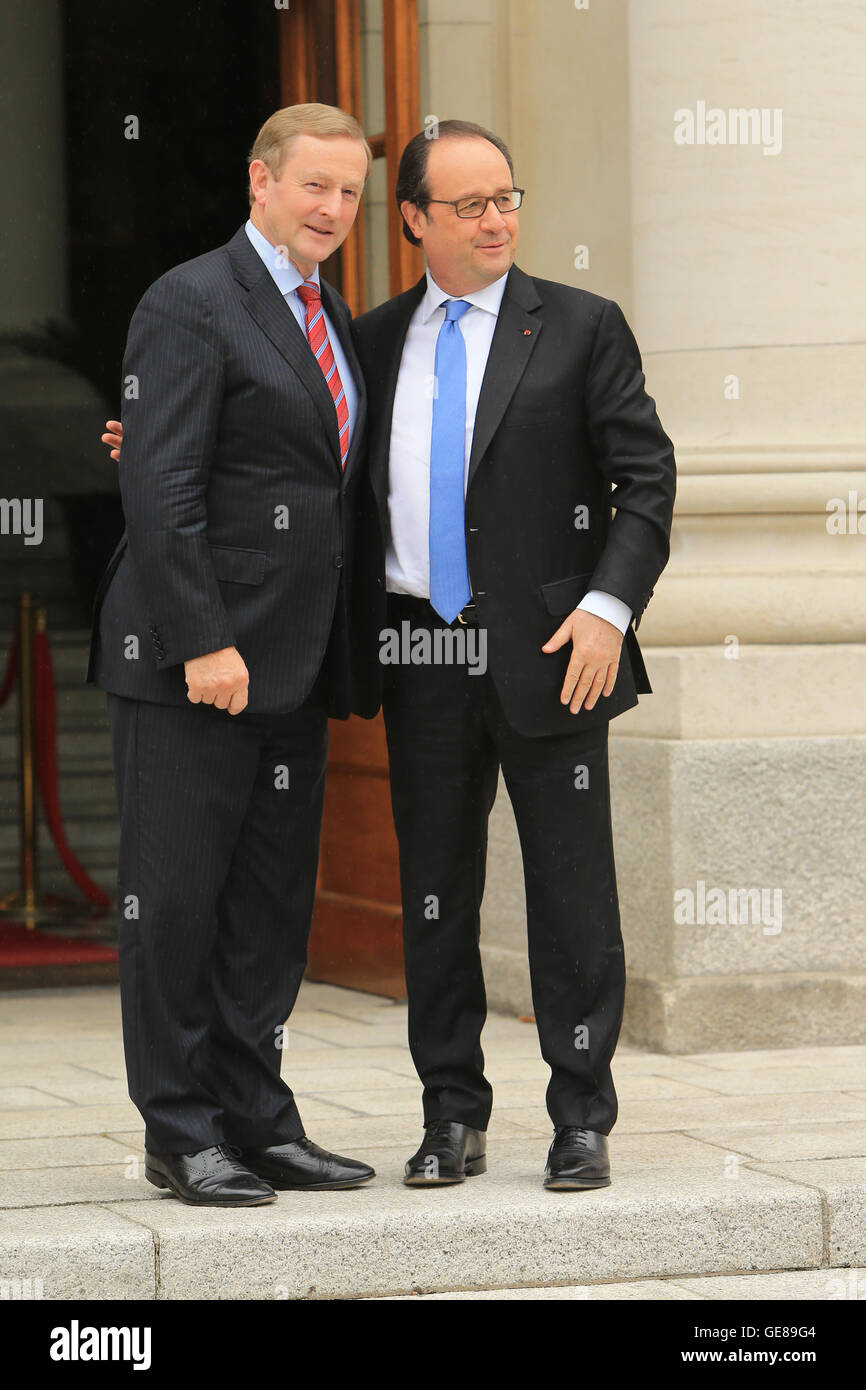 Il Presidente francese Francois Hollande (a destra) è salutato dal Taoiseach Enda Kenny sul suo arrivo presso gli edifici del governo di Dublino Foto Stock