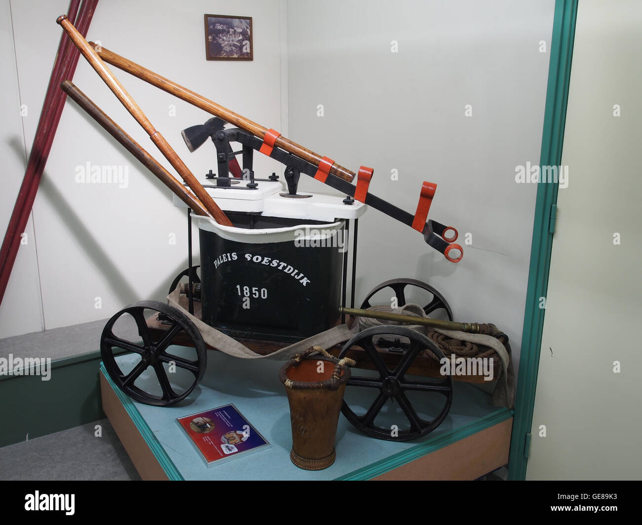 Questa pompa a mano 1840 prodotta da Belden en Comp, una volta situata al Palazzo Soestdijk, mostra le prime attrezzature antincendio utilizzate per situazioni di emergenza, riflettendo lo sviluppo tecnologico del tempo. Foto Stock